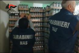 Rietichettavano gli alimenti scaduti e li rimettevano in commercio: scoperta a Catania "centrale" di confezionamento