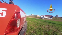 Aeroplano fuori pista a Catania, l'intervento dei vigili del fuoco