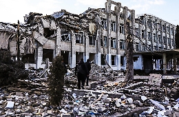 Notte di bombardamenti a Kiev sempre pi&ugrave; accerchiata. Zelensky alle madri russe: &laquo;Non mandante i vostri figli in guerra&raquo;