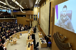 Kiev chiede alla Nato l'invio di altre armi. Dalla Farnesina il suggerimento agli italiani