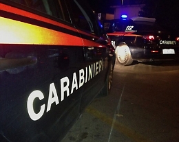 Anziano attirato in casa con avances sessuali e rapinato: arrestate un uomo e due donne