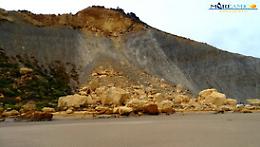 E' crollato il costone di Capo Rossello: barche travolte, per miracolo nessuna vittima