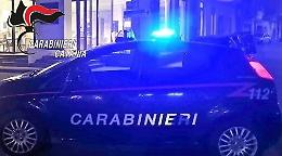 I carabinieri lo fermano e lui "anticipa" il controllo consegnando cinque dosi di cocaina