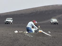 Cavo di fibra ottica interrato in cima all'Etna: così il vulcano sarà monitorato