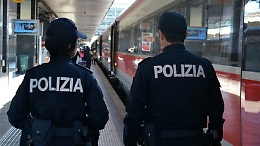 Fugge da un ospedale e vaga lungo i binari, soccorso dalla Polfer