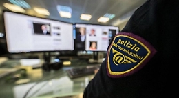 Pedopornografia, la Polizia postale arresta un uomo in provincia di Catania: aveva 2.700 video con minori