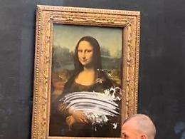 Tira una torta alla Gioconda, fermato un turista