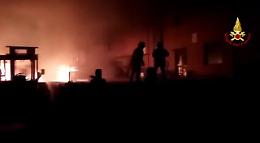 Incendio in impianto vivai Faro, i mezzi ancora in fiamme nel video dei vigili del fuoco