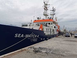 La Sea Watch 4 a Porto Empedocle: "Naufraghi esausti"