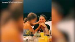 Laura Pausini non regge l'alcol e non riesce a smettere di ridere