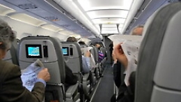 Arresto cardiaco in aereo: giovane di 21 anni salvato dai medici