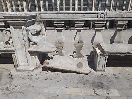 Ragusa, distrutto a picconate sedile in pietra del sagrato della Cattedrale