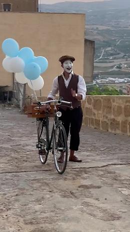 Giochi fuoco e bolle di sapone: la mega festa di Clizia Incorvaia e Paolo Ciavarro