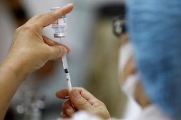 I vaccini bivalenti Comirnaty e Spikevax approvati come dosi booster per tutti
