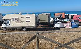 Menfi, rave party abusivo a Bertolino: decine di camper e tende sulla spiaggia