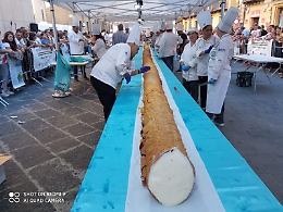 A Caltanissetta il cannolo da record: &egrave; lungo 21 metri ed &egrave; entrato nel Guinness