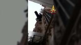 Si frattura la caviglia in cima al Duomo di Milano: calata dall'alto per essere soccorsa