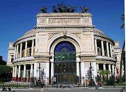 Bandiera di FdI sul Politeama, sanzioni disciplinari per tre dipendenti Foss