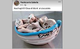Il dolce choc della pasticceria di Ribera: "ossa di morti" dentro un barcone di migranti