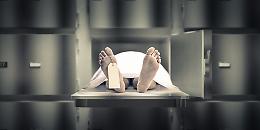 Finisce all'obitorio ma è ancora vivo: muore dentro un sacco per cadaveri