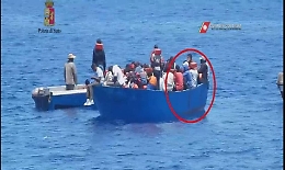 Arrestato mentre stava fuggendo in Australia: estradato in Italia il boss del traffico di migranti