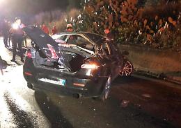 Sbanda con l'auto e finisce contro un muro: grave un 24enne