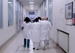 «I medici no vax stiano lontani dai pazienti a rischio»,  l'ira dei sindacati dei camici bianchi