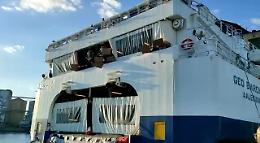 Migranti, striscioni e proteste degli attivisti nel porto di Catania: «Liberi tutti»