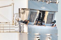 Migranti, l'attesa sulla Geo Barents e il sostegno degli attivisti sul molo