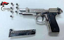 Nasconde una pistola e strumenti da rapina in auto rubata: arrestato