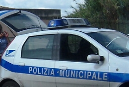 Siracusa: vigile urbano multa automobilista, passante gli dà un pugno