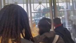 Roma, passeggeri intrappolati nella stazione ferroviaria chiusa costretti a scavalcare