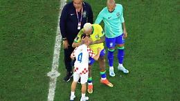 Il figlio di Perisic consola Neymar in lacrime, la stretta di mano poi il commovente abbraccio