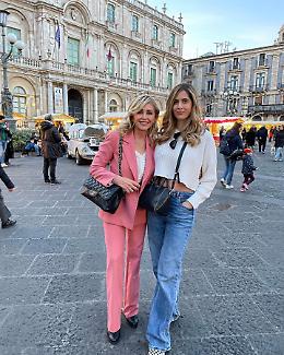 Mamma e sorella di Chiara Ferragni a Catania: "Arancino o cannolo"?