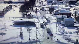 Tempesta artica negli Usa, le immagini delle auto abbandonate e sepolte dalle neve