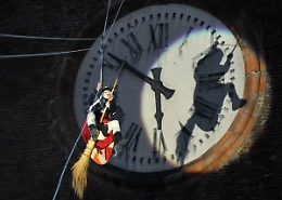 Befana, la tradizione della calza &egrave; intramontabile: la storia della vecchina e dei suoi doni