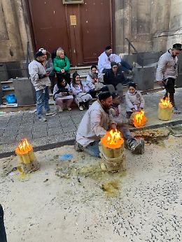 Dai ceri ancora accesi alla facce stanche dei devoti: ecco il risveglio del 6 febbraio