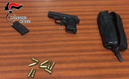 «La pistola? Trovata nella spazzatura», ma i carabinieri non gli credono e lo arrestano