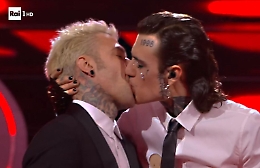 Sanremo, Rosa Chemical  bacia in bocca Fedez: &laquo;Questo &egrave; il festival dell&rsquo;amore&raquo;