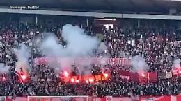 Gli ultrà della Stella Rossa bruciano lo striscione rubato ai Fedayn della Roma