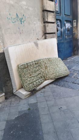 Materassi abbandonati davanti ad uno studio medico. Catania, via Vittorio Emanuele