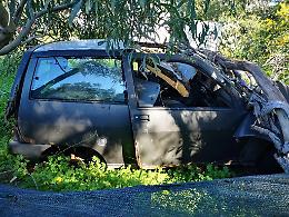 Trentatrè carcasse di auto abbandonate a Vulcano: 28 denunciati, 17.000  euro di multa