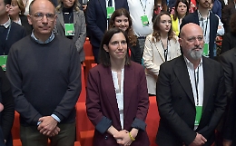 Pd, Elly Schlein proclamata segretario: «Stiamo arrivando, è una nuova primavera»