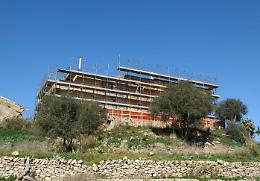 Caltagirone, ruba infissi per 20 mila euro da un bene confiscato alla mafia