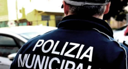 Doppio blitz della Polizia locale: sequestrate un'officina abusiva e una maxi discarica