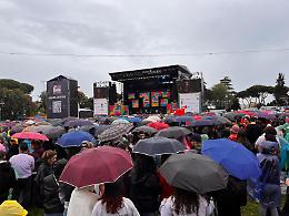 Concertone del Primo Maggio: i giovani sfidano la pioggia, la generazione #1m2023 c&rsquo;&egrave; e si fa sentire