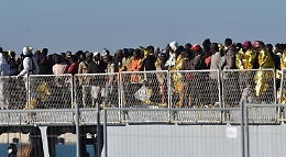 Migranti, l'Ue cambia le regole per le richieste di asilo: più fondi e più ricollocamenti