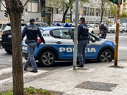 Tenta di sfondare porta di una banca con bastone e mattone: denunciata pregiudicata catanese