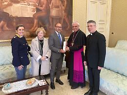 Catania, consegnato all'arcivescovo Renna l'olio della «Quarto Savona 15»