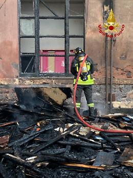 Catania, fiamme nell'ex ospedale Vittorio Emanuele: i vigili usano la schiuma